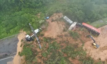 Deslizamento na BR-376: polícia divulga número de telefone para familiares em busca de desaparecidos