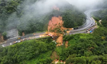 Passageira estava em ônibus a poucos metros de deslizamento na BR-376: 'Parecia uma cachoeira, era muita água e lama'