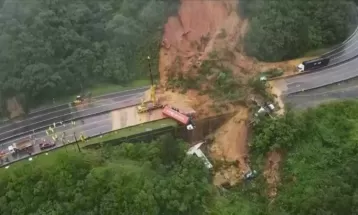 Bombeiros estimam ao menos 30 desaparecidos em deslizamento na BR-376 no Paraná