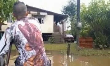 Voluntários levam comida de canoa para moradores ilhados por enchentes em Morretes