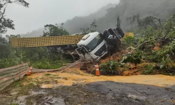 Família que teve carro arrastado se salva ilesa de deslizamento na BR-376: 'Cachoeira de lama descendo', diz idoso