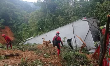 Deslizamento na BR-376: Equipes afirmam ter avançado na retirada de terra de pista e diminuem estimativa do número de vítimas