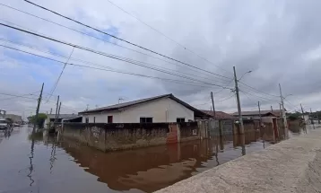 Mais de 1 mil pessoas saíram de casa por causa de enchentes provocas por chuva intensa no Paraná, diz Defesa Civil