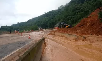 Número de envolvidos em deslizamento na BR-376 diminui para 14: 'Prognóstico maior de veículos felizmente não se concretizou', explica governo