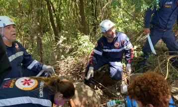 Homem é resgatado após passar 2 dias caído em barranco de 6 metros de altura: 'Eu não consigo respirar'; OUÇA ÁUDIO