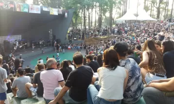 Evento gratuito com shows de rock incentiva adoção de animais em Cascavel neste domingo (4) 