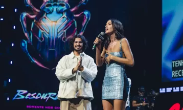 CCXP 2022: de surpresa, Bruna Marquezine e Xolo Maridueña sobem ao palco para divulgar filme