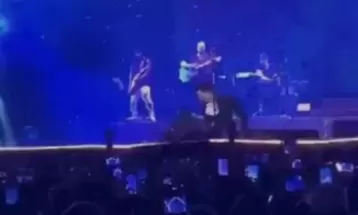 Luan Santana se desequilibra e leva tombo durante show no interior de SP; vídeo