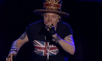 Axl Rose diz que vai parar de jogar microfone na plateia em shows do Guns N' Roses após fã relatar ter sido atingida no rosto 