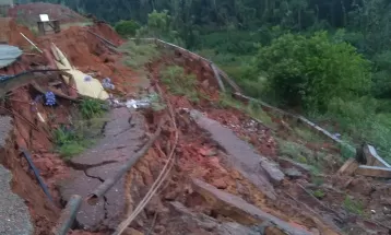 Trecho de rua desmorona na Região Metropolitana de Curitiba e quase atinge casas; FOTOS