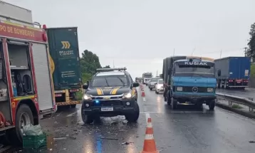 Duas pessoas ficam em estado grave em acidente entre caminhão e carro, em Ponta Grossa