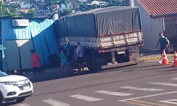 Carreta invade borracharia após motorista perder controle da direção, em Toledo; FOTOS  