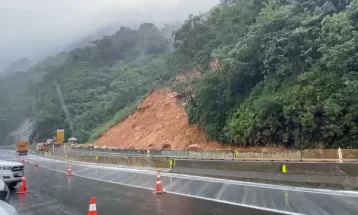 Chuva prejudica trabalhos de concessionária na restauração da BR-376, diz PRF; rodovia continua totalmente interditada