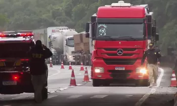 Após deslizamento, primeiro dia de liberação parcial da BR-376 tem registro de filas e lentidão