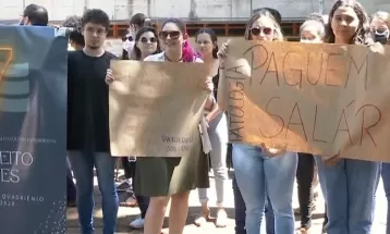 Estudantes de mestrado e doutorado da UEL protestam contra corte de bolsas pelo governo federal