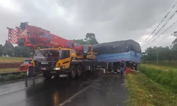 Batida entre caminhões bloqueia BR-376 por cerca de sete horas, em Ponta Grossa