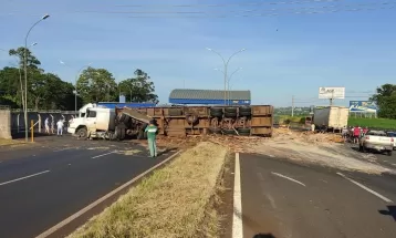 Carreta carregada com madeira tomba em frente ao posto da PRF na BR-376, em Mandaguari