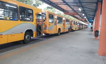 Motoristas e cobradores do transporte coletivo de Campo Largo fazem paralisação nesta segunda-feira (12)