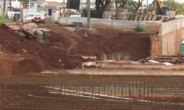 Funcionários de construtora paralisam obras de trincheira em Londrina 