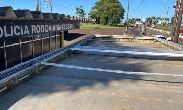 PRF apreende 750 kg de maconha escondidos em teto falso no compartimento de carga de caminhão, em Santa Terezinha de Itaipu