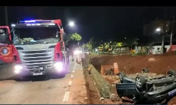 Após queda de carro em buraco, Prefeitura de Londrina cobra empresa por mais sinalização em obra de trincheira