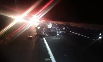 Criança de 6 anos e gestante se ferem após carro capotar sozinho na BR-376, diz PRF