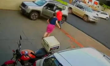 Sem freios: homem 'pula' em carro desgovernado com filho dentro e evita acidente no Paraná; VÍDEO
