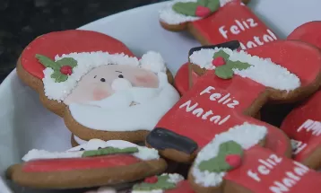 Aprenda como preparar bolachas de mel para o Natal