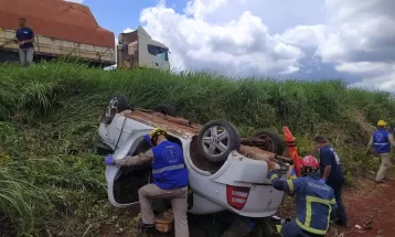 Motorista de 50 anos fica ferida após perder controle do carro em curva e sair da pista, em Santa Tereza do Oeste