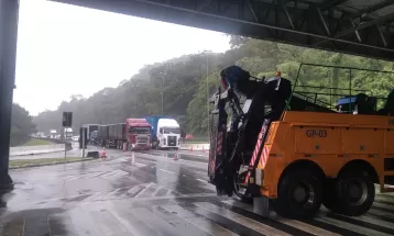 BR-376 volta a ser totalmente bloqueada entre Paraná e Santa Catarina