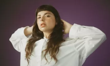 Voz da banda Bala Desejo, Julia Mestre faz dueto com a portuguesa Maro no segundo álbum solo, 'Arrepiada'