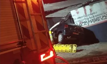 Carro invade oficina, derruba muro e deixa outros cinco veículos danificados no Paraná