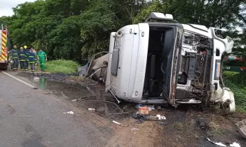 Mulher morre e criança tem 70% do corpo queimado após caminhão carregado com piche tombar na BR-376, em Ponta Grossa