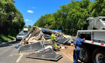 Caminhão carregado com placas de energia solar tomba e bloqueia parte da BR-277, em Cantagalo