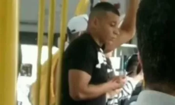 Sósia de Mbappé é visto pegando ônibus em Curitiba e viraliza: 'O futebol também é parecido', brinca