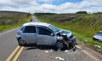 Mulher fica ferida após carros bateram de frente na PR-090, em Piraí do Sul