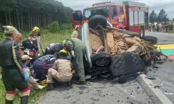 Acidente entre quatro carros mata três pessoas e deixa outras feridas na BR-277
