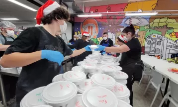 Almoço de Natal alimenta centenas de pessoas em situação de rua: 'Quem tem fome, tem pressa'