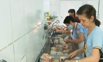 Voluntários se mobilizam no preparo de almoço de Natal para 400 pessoas em Londrina