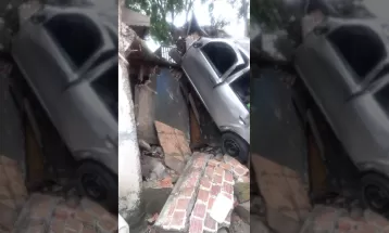 Carro capota e para em cima de casa, em Curitiba; veja estragos
