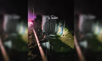Gestante fica ferida em acidente com ambulância após caminhão tombar na BR-277, em Balsa Nova