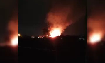Fogo destrói duas casas em área de ocupação de Ponta Grossa; suspeita é de incêndio criminoso