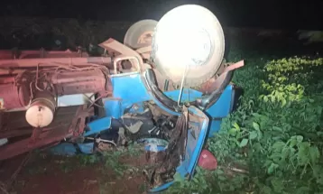 Motorista de 69 anos morre após caminhão capotar em estrada rural, em Jussara