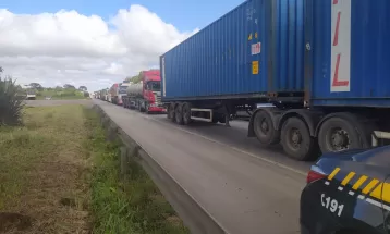 BR-376: Fila para o litoral chega a 30 km na região do deslizamento de terra em Guaratuba nesta terça (27)