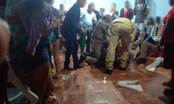 Jovem busca ajuda em igreja após ser baleado e esfaqueado, mas morre a caminho do hospital, diz PM