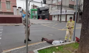 Bombeiros imobilizam mulher suspeita de roubar celular no Centro de Ponta Grossa