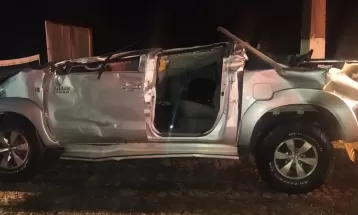 Caminhonete fica destruída após batida com caminhão na BR-376, em Ponta Grossa