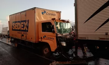 Engavetamento envolve três caminhões e um carro na BR-376, em Ponta Grossa; FOTOS