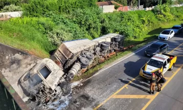 Caminhão pega fogo no Contorno Norte, em Curitiba, e trânsito fica lento na região; uma pista foi interditada