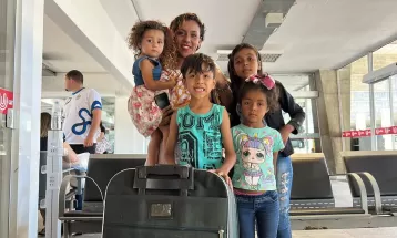 Mãe com quatro filhos ficará 13 horas em rodoviária para conseguir passar virada de ano no litoral paranaense